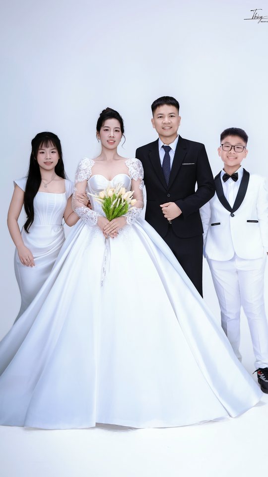 Chụp lại ảnh cưới sau 15 năm — lần này có thêm hai đứa con đứng cạnh