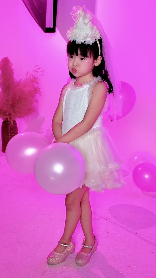 Cùng Thúy Tô Studio học thuộc dáng chụp ảnh — bé gái 6 tuổi làm mẫu cực yêu