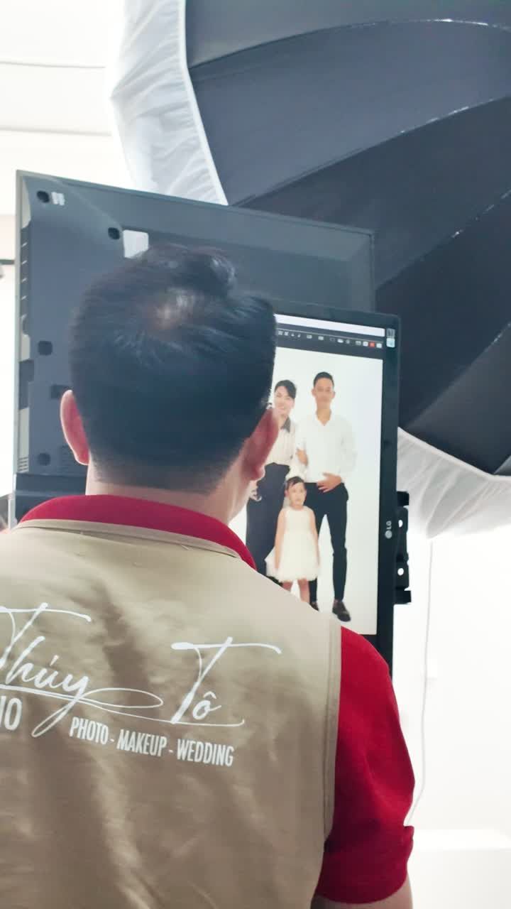 Ai cũng nghĩ chụp ảnh gia đình là mệt — cho đến khi tới Thúy Tô Studio