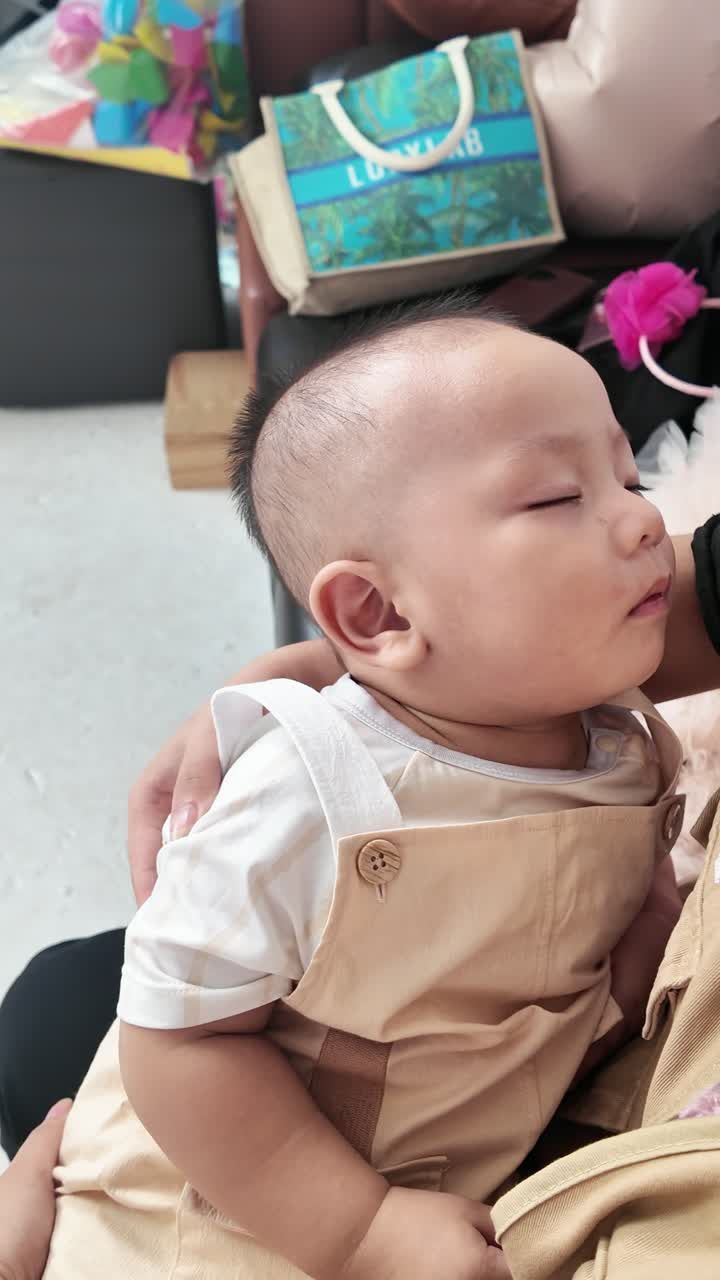 Em bé ngủ gục giữa buổi chụp — và cả nhà vẫn có bộ ảnh ưng ý