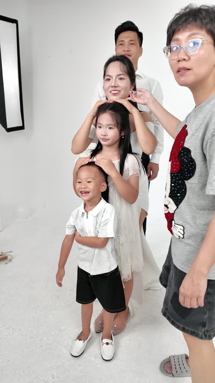 Nhà 6 người vào studio: từ lúc mẹ ngồi ghế makeup đến khung hình cuối
