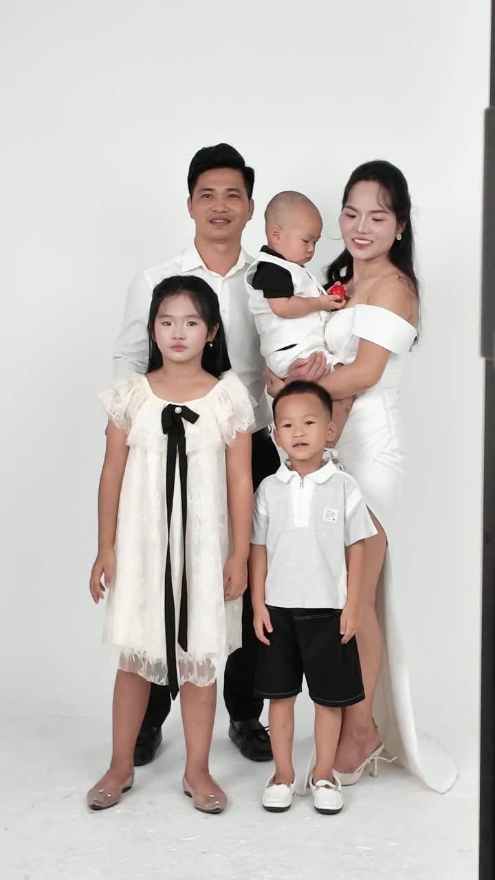Gia đình 6 người và một buổi chụp trọn 48 giây — thành phẩm ở cuối video