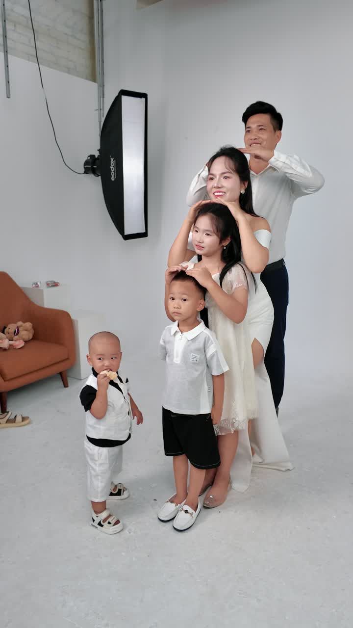 Mini vlog một buổi chụp gia đình — chuyện gì diễn ra sau cánh cửa studio?