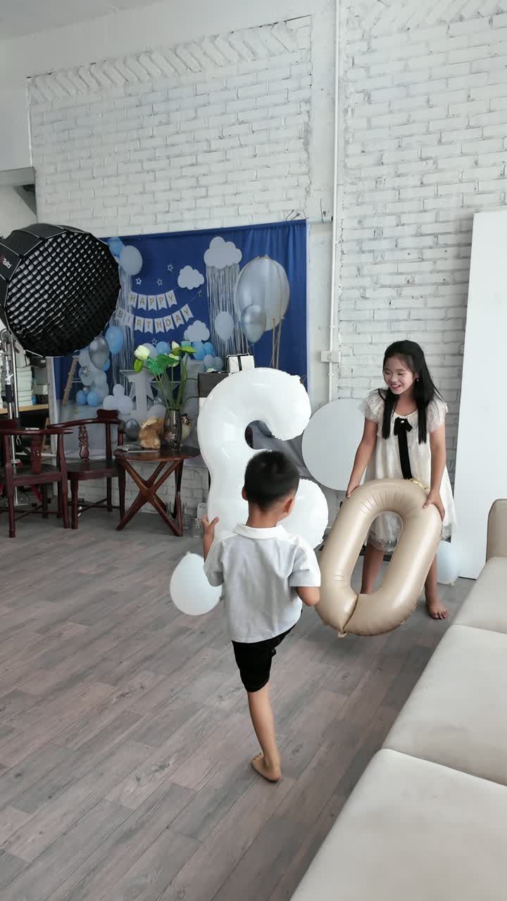 Bóng bay ngập studio và ba đứa trẻ — buổi chụp gia đình vui hơn tưởng tượng