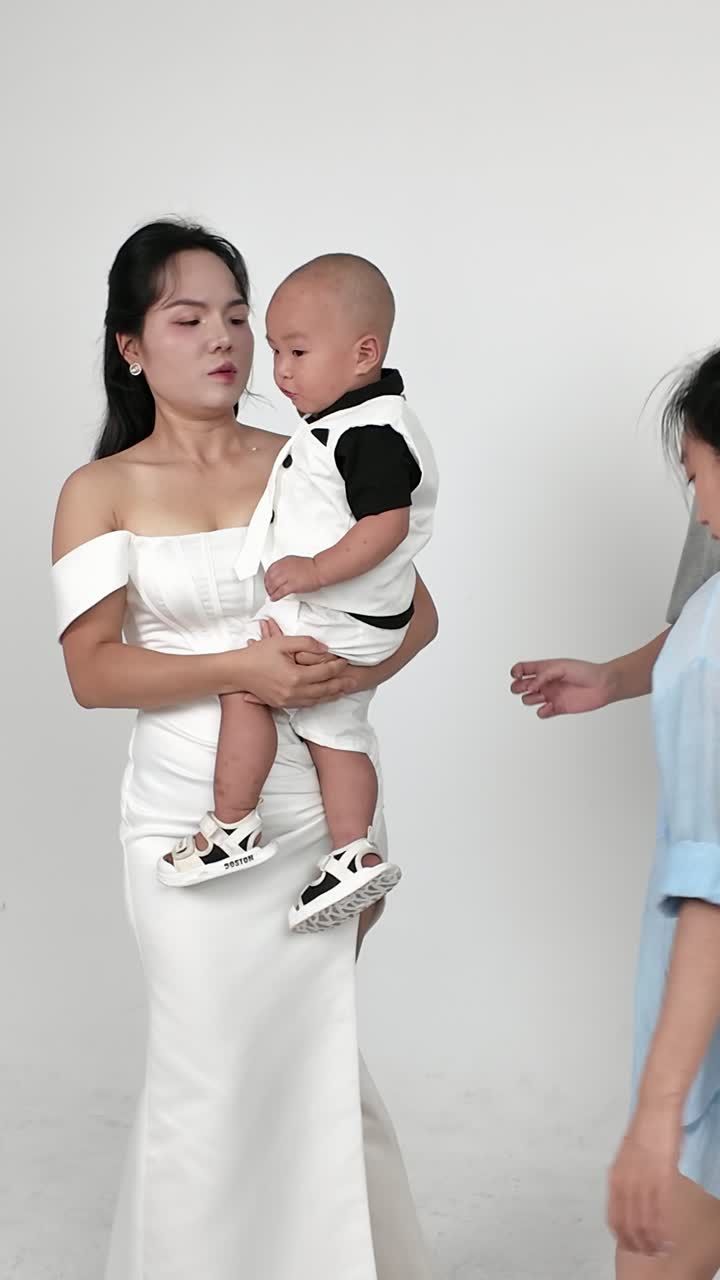 Mẹ bế con giữa studio — 33 giây hậu trường ở Thúy Tô