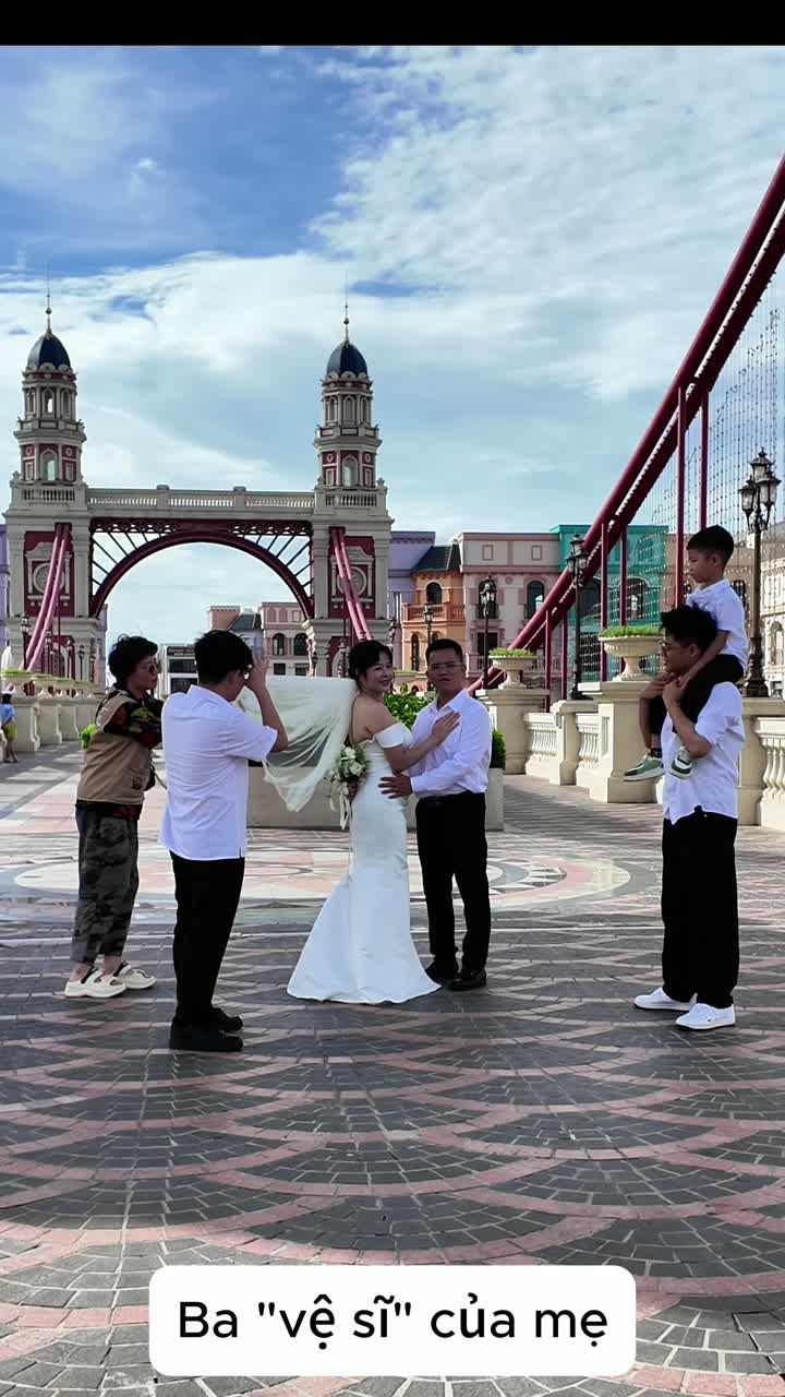 Đời người có mấy lần 20 năm? Và ba vệ sĩ đi cùng mẹ hôm ấy
