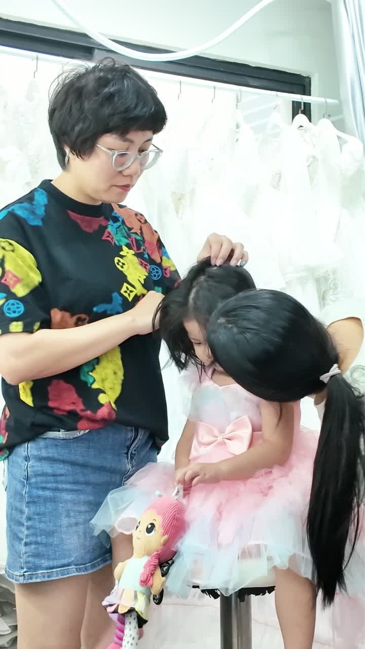 Công chúa 3 tuổi lần đầu được trang điểm như người lớn