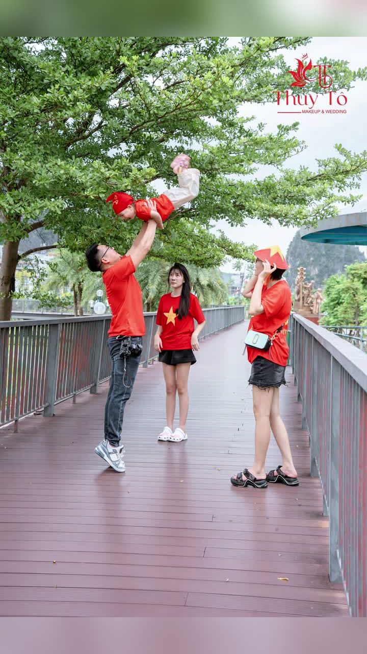 Đại Gia Đình mặc áo cờ đỏ sao vàng trên cầu kính Hạ Long