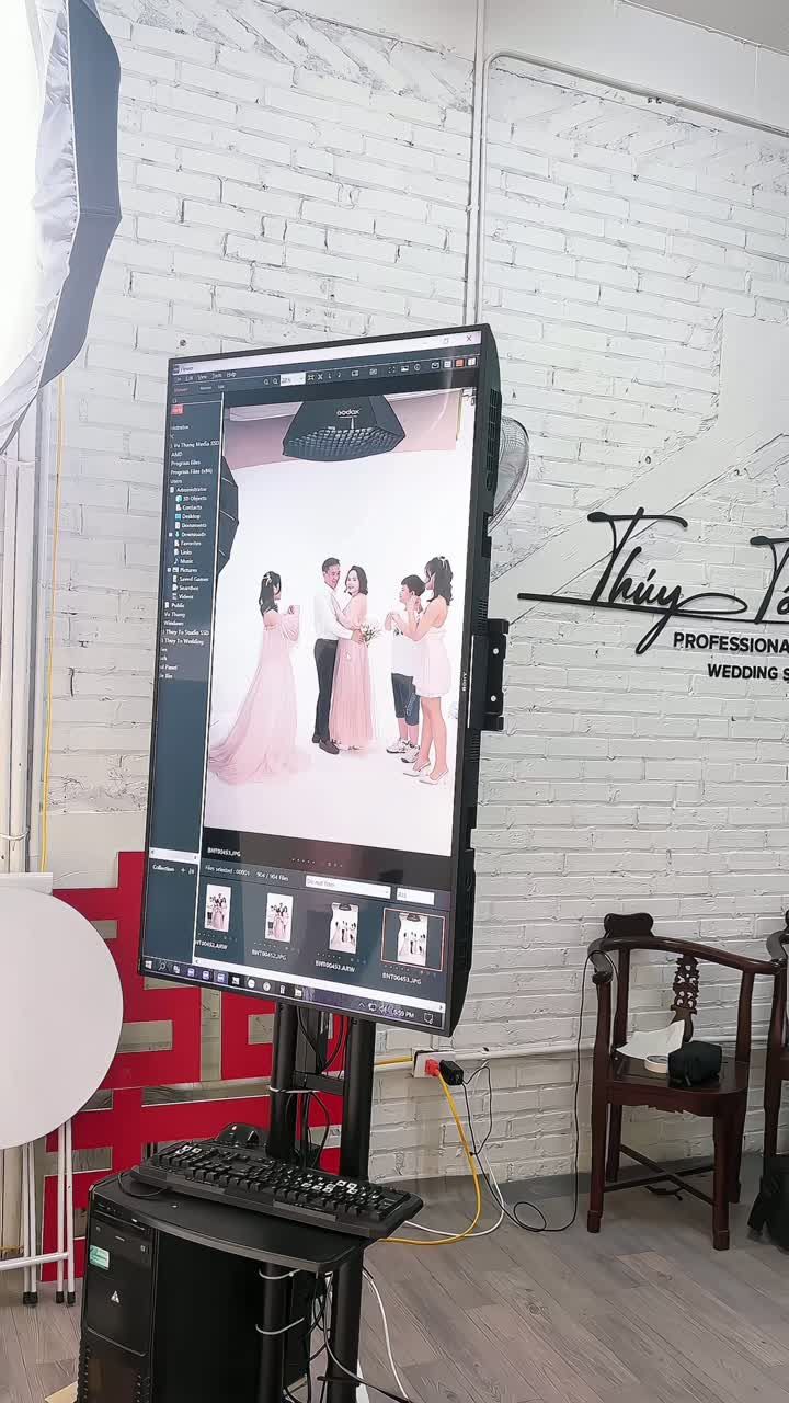 Cả nhà mặc tông hồng phấn vào studio — thành phẩm ở cuối video