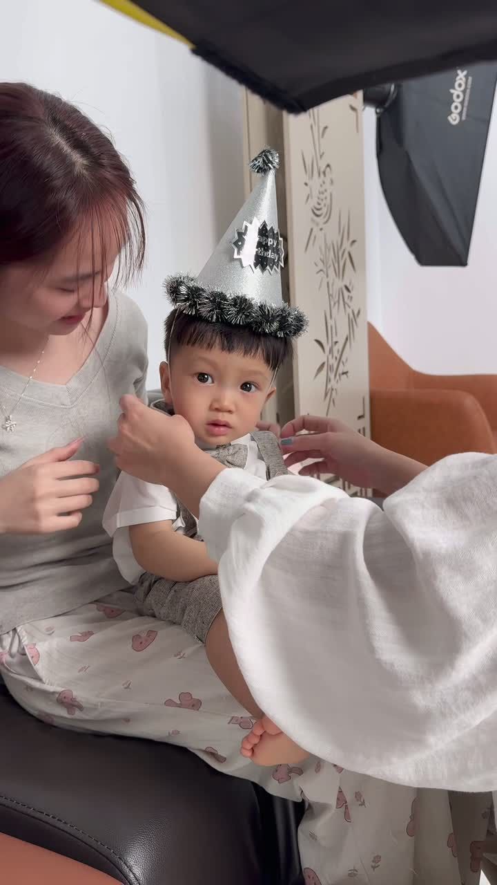 Từ tiệm váy tới set chụp — sinh nhật 1 tuổi của một cậu bé