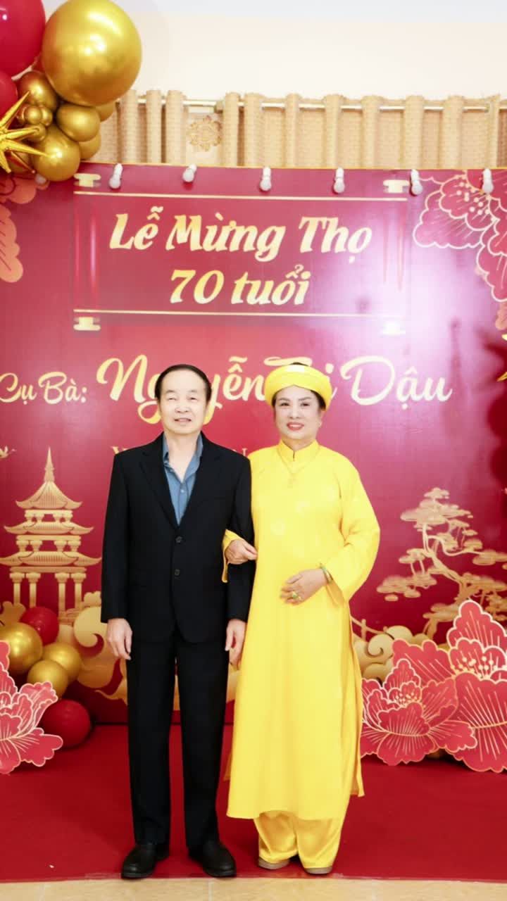 Ông bà mặc áo dài, con cháu đứng kín phòng — lễ mừng thọ 70 tuổi