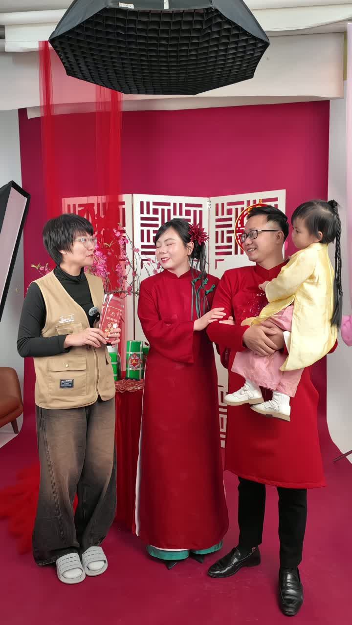 Gia đình gửi lời cảm ơn ekip ngay giữa set áo dài Tết