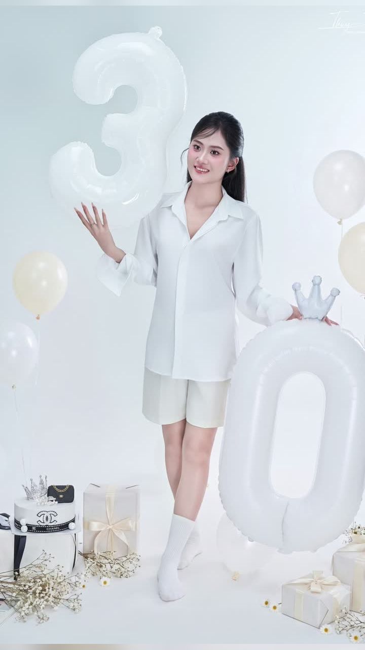 Bóng số 30 và ổ bánh kem — bộ ảnh sinh nhật tông trắng tinh