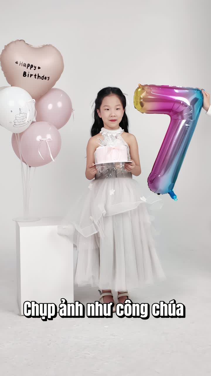 Món quà sinh nhật 7 tuổi bé tự chọn không phải đồ chơi — mà là được makeup