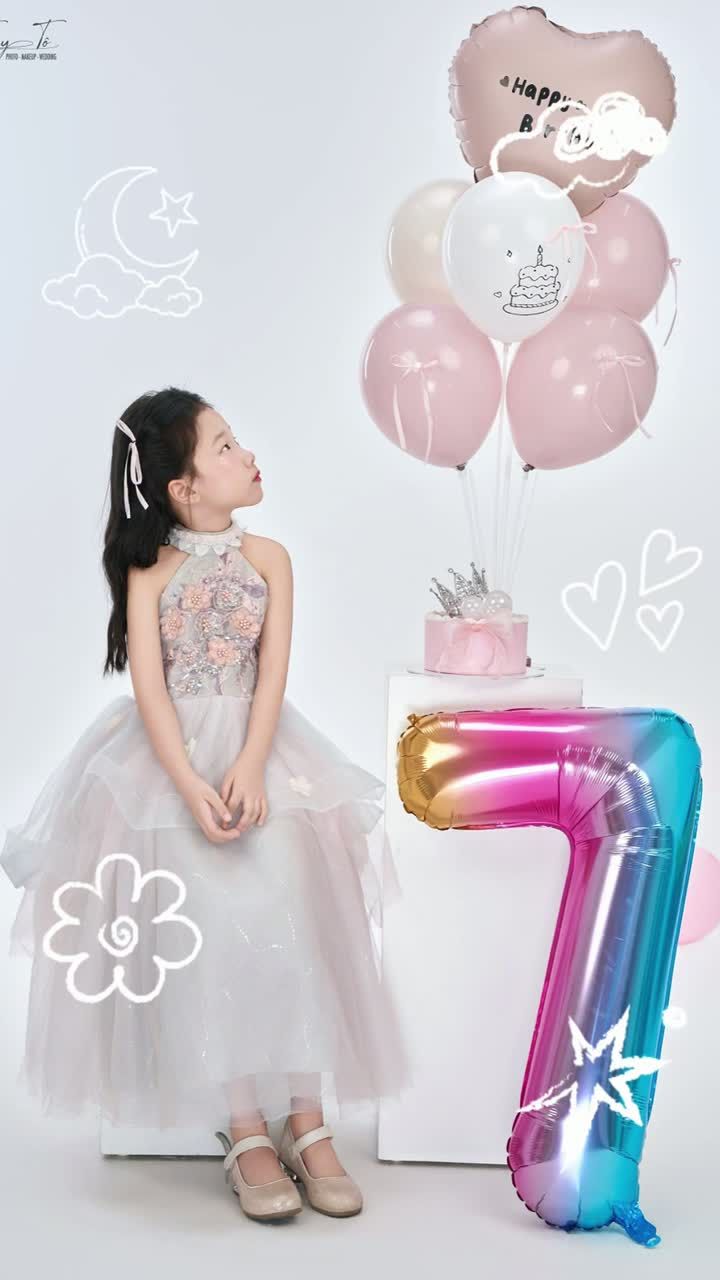 Bé gái tròn 7 tuổi trên nền trắng — trọn bộ ảnh trong 21 giây