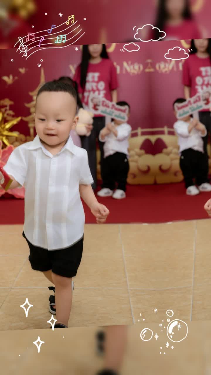 Các bé mặc áo dài chạy khắp tiệc mừng thọ của cụ