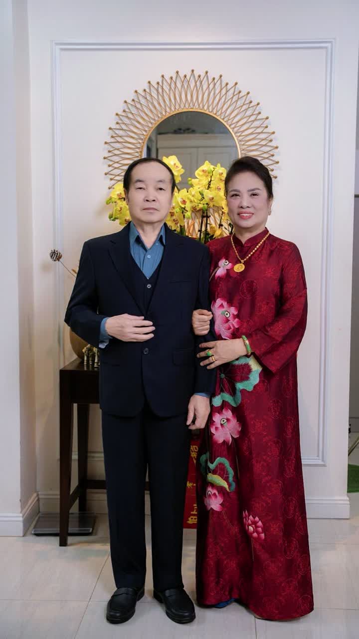 Lễ mừng thọ 70 tuổi — cả họ mặc áo dài đứng chật một khung hình