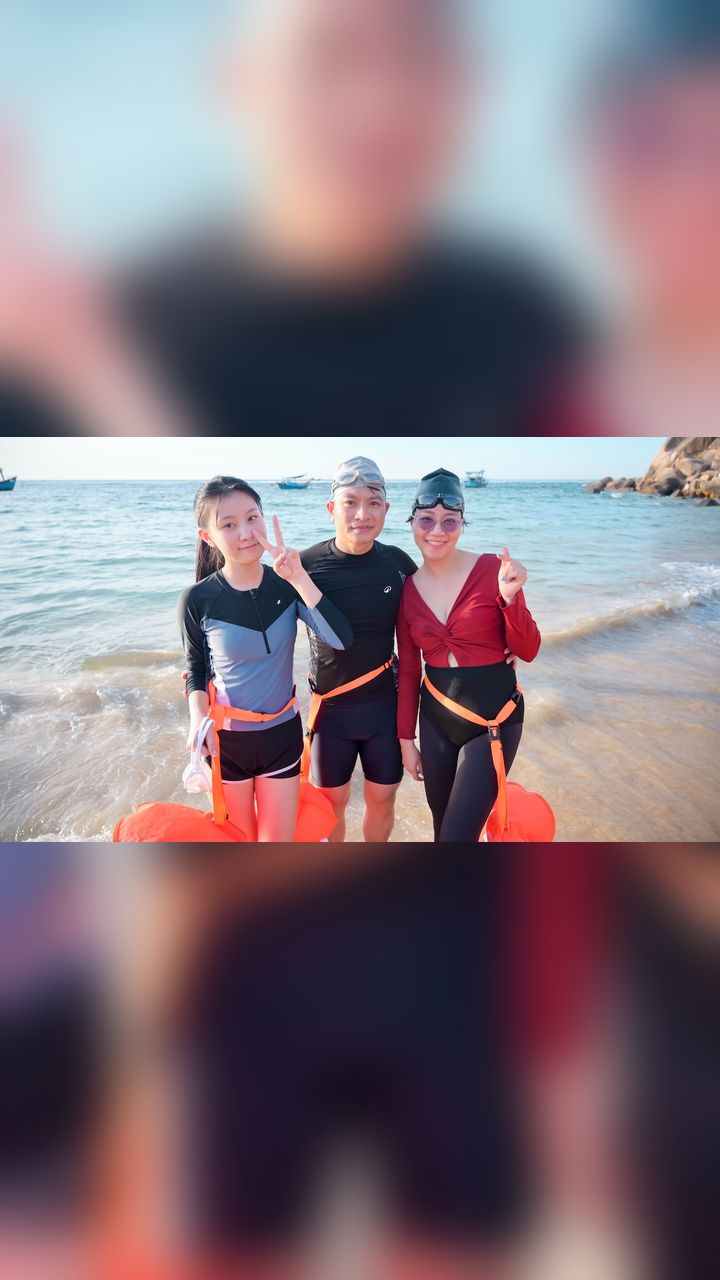 Vợ chồng nắm tay bơi 1km biển Quy Nhơn