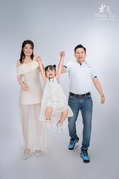 Ảnh gia đình chụp trong studio Thúy Tô, SH19-68 Vinhomes Ocean Park 2