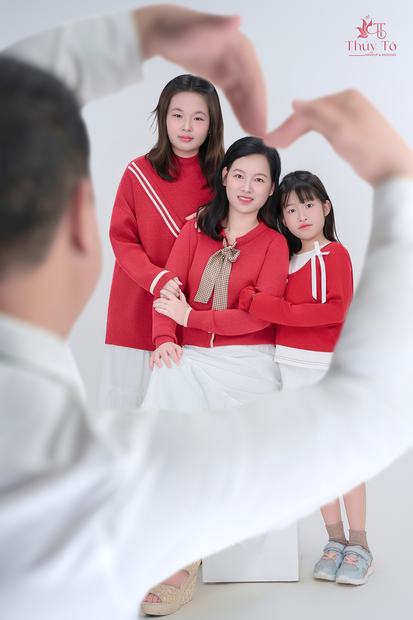 Ảnh gia đình chụp trong studio Thúy Tô, SH19-68 Vinhomes Ocean Park 2