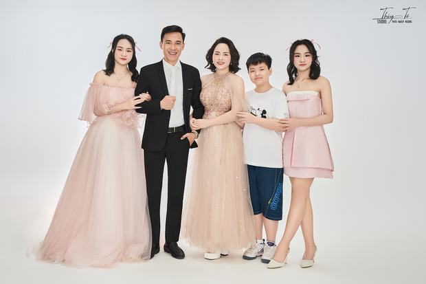 Ảnh gia đình chụp trong studio Thúy Tô, SH19-68 Vinhomes Ocean Park 2