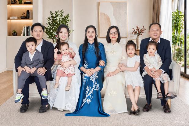 Ảnh gia đình chụp trong studio Thúy Tô, SH19-68 Vinhomes Ocean Park 2