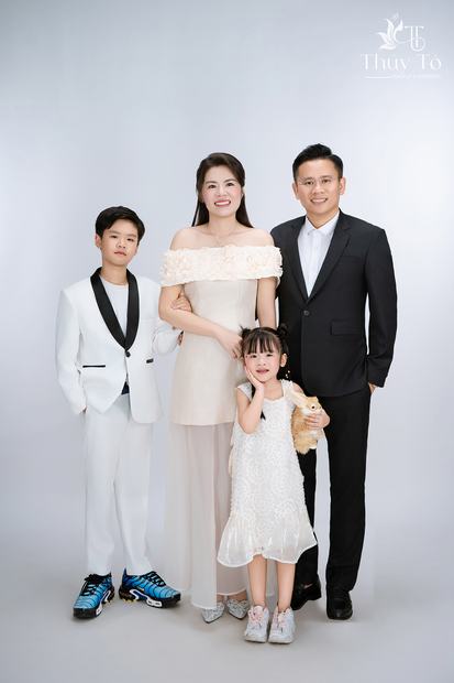 Ảnh gia đình chụp trong studio Thúy Tô, SH19-68 Vinhomes Ocean Park 2