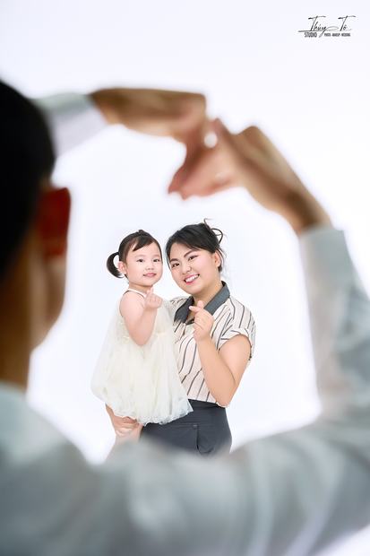 Ảnh gia đình chụp trong studio Thúy Tô, SH19-68 Vinhomes Ocean Park 2