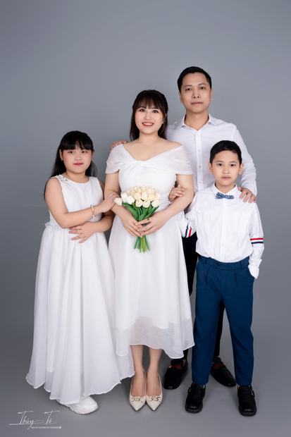 Ảnh gia đình chụp trong studio Thúy Tô, SH19-68 Vinhomes Ocean Park 2