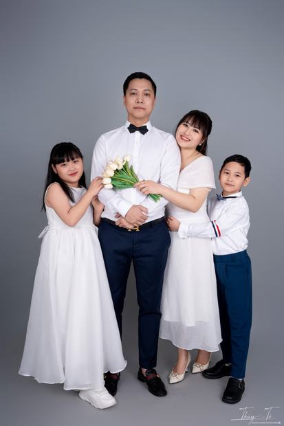 Ảnh gia đình chụp trong studio Thúy Tô, SH19-68 Vinhomes Ocean Park 2