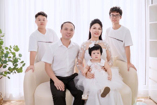 Ảnh gia đình chụp trong studio Thúy Tô, SH19-68 Vinhomes Ocean Park 2