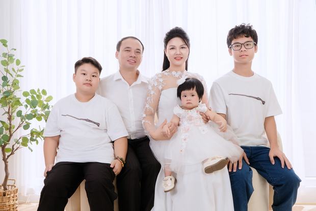 Ảnh gia đình chụp trong studio Thúy Tô, SH19-68 Vinhomes Ocean Park 2