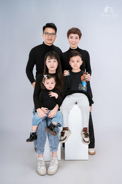 Ảnh gia đình chụp trong studio Thúy Tô, SH19-68 Vinhomes Ocean Park 2
