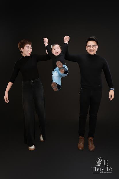 Ảnh gia đình chụp trong studio Thúy Tô, SH19-68 Vinhomes Ocean Park 2
