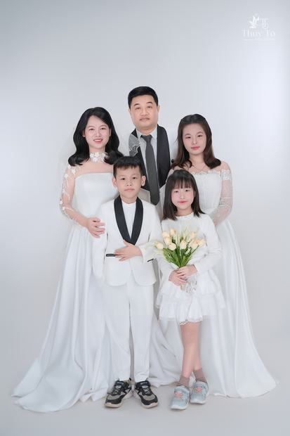Ảnh gia đình chụp trong studio Thúy Tô, SH19-68 Vinhomes Ocean Park 2
