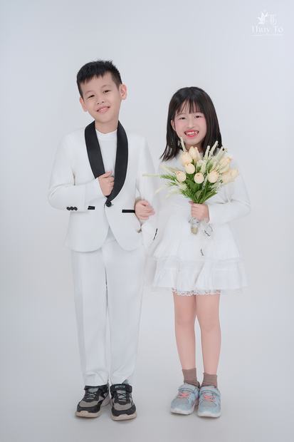 Ảnh gia đình chụp trong studio Thúy Tô, SH19-68 Vinhomes Ocean Park 2