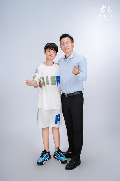 Ảnh gia đình chụp trong studio Thúy Tô, SH19-68 Vinhomes Ocean Park 2