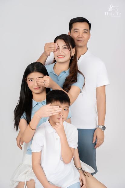 Ảnh gia đình chụp trong studio Thúy Tô, SH19-68 Vinhomes Ocean Park 2