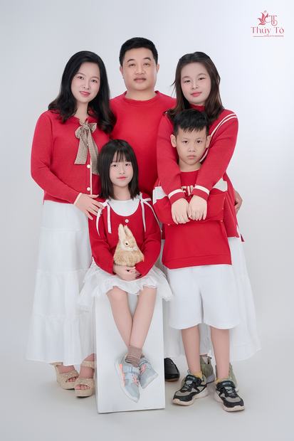 Ảnh gia đình chụp trong studio Thúy Tô, SH19-68 Vinhomes Ocean Park 2