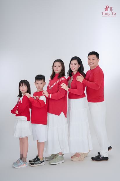 Ảnh gia đình chụp trong studio Thúy Tô, SH19-68 Vinhomes Ocean Park 2