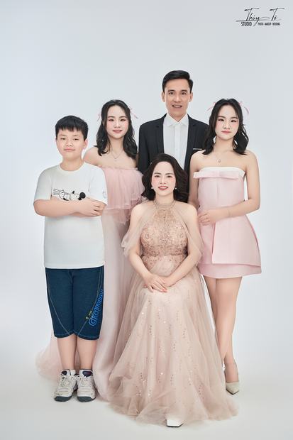 Ảnh gia đình chụp trong studio Thúy Tô, SH19-68 Vinhomes Ocean Park 2