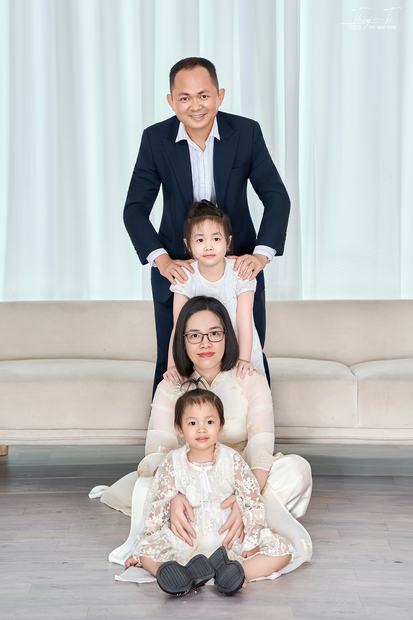 Ảnh gia đình chụp trong studio Thúy Tô, SH19-68 Vinhomes Ocean Park 2