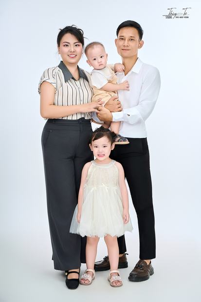 Ảnh gia đình chụp trong studio Thúy Tô, SH19-68 Vinhomes Ocean Park 2