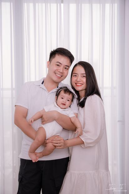 Ảnh gia đình chụp trong studio Thúy Tô, SH19-68 Vinhomes Ocean Park 2