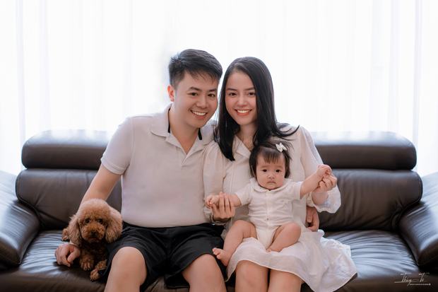 Ảnh gia đình chụp trong studio Thúy Tô, SH19-68 Vinhomes Ocean Park 2