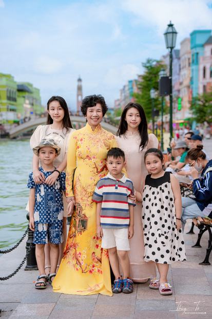 Ảnh gia đình chụp trong studio Thúy Tô, SH19-68 Vinhomes Ocean Park 2