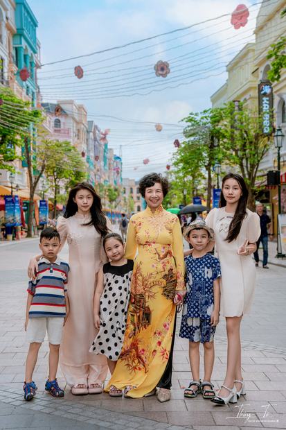 Ảnh gia đình chụp trong studio Thúy Tô, SH19-68 Vinhomes Ocean Park 2