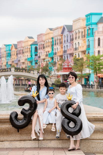 Ảnh gia đình chụp ngoại cảnh tại Vinhomes Ocean Park và Grand World