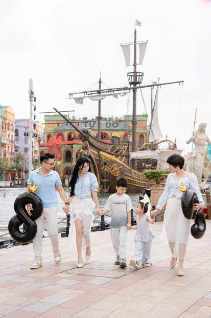 Ảnh gia đình chụp ngoại cảnh tại Vinhomes Ocean Park và Grand World