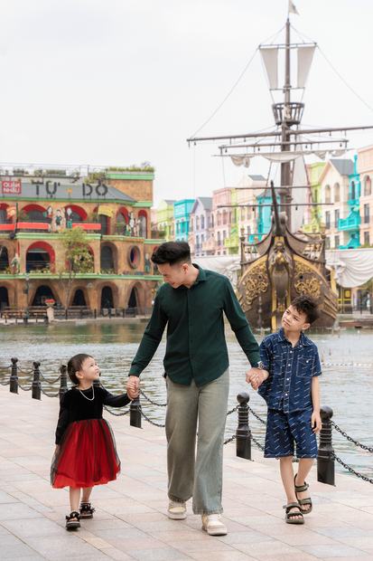 Ảnh gia đình chụp ngoại cảnh tại Vinhomes Ocean Park và Grand World